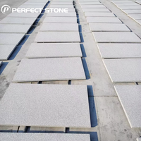Pierre de granit naturelle blanche et grise PerfectStone pour revêtement mural extérieur, pavage de sol extérieur et façade de bâtiment