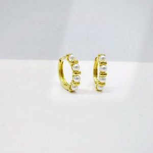 Boucles d'oreilles clous fantaisie plaquées or pour femme, style vintage asymétrique, avec perles géométriques en cuivre, idéales pour mariage et soirée - Product Image 5