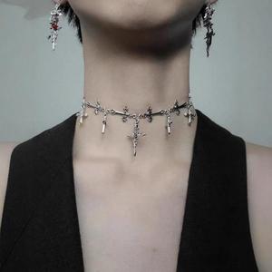 Collar Gargantilla Cruz Oscura de Aleación de Zinc Negra y Plateada, Cadena para Clavícula Estilo Gótico Punk, Moda Europea y Americana para el Día a Día - Product Image 2