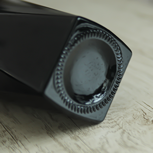 Bouteille en verre carrée noire brillante ou mate de 700 ml et 750 ml de qualité supérieure pour la vente en gros, idéale pour la tequila, le <span class=keywords><strong>mezcal</strong></span> et les spiritueux, avec bouchon en liège. - Product Image 2