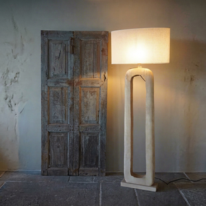 Lámpara de Pie de Madera Rústica Marrón con Diseño de Arco y Pantalla de Tela Hecha a Mano para Sala de Estar, Dormitorio, Iluminación y Decoración - Product Image 1