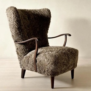 Fauteuil lounge capitonné en peau de mouton et fourrure de mouton, style Mid-Century, fabriqué sur mesure par une menuiserie danoise, avec dossier ailé, garantie 10 ans - Product Image 4