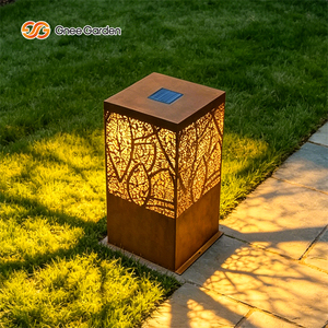 Lampadaire solaire rectangulaire moderne en acier Corten Gnee Garden, à découpe creuse, pour extérieur et jardin, alimenté par l'énergie solaire - Product Image 4