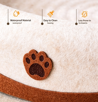 Lit pour chat rond en feutre blanc avec balle interactive, griffoir durable pour chat, nid douillet pour animaux de compagnie pour toutes les saisons, pour chats d'intérieur