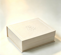 Boîte cadeau magnétique rigide de luxe personnalisée, boîte d'emballage en papier à couvercle à charnière avec gaufrage rose en relief pour bijoux, cosmétiques, cadeaux de fêtes
