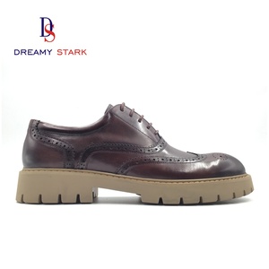 Chaussures habillées en cuir pour hommes, fabriquées à la main en Italie, de haute qualité, avec logo personnalisé, éléments sculptés et lacets. - Product Image 5