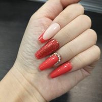 Faux ongles classiques de style français, rouge nude, en ABS, à presser, avec strass scintillants, forme cercueil, pour usage quotidien et festif