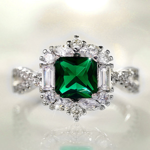 Anello di fidanzamento con taglio Princess verde smeraldo per donna, elegante gioiello da matrimonio - Product Image 1