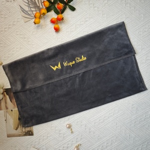 Sac enveloppe en velours gris personnalisé de haute qualité avec logo imprimé, pour vêtements, t-shirts, chapeaux, parfums, <span class=keywords><strong>pochette</strong></span> anti-poussière en velours - Product Image 4
