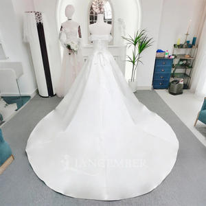 Robe de mariée élégante et moderne AM02 en satin, ornée de sequins, de fleurs, de dentelle longue et d'applications de cristaux pour femme - Product Image 5