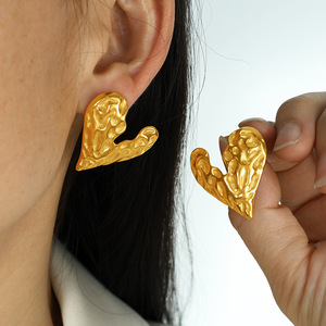 Pendientes con forma de corazón, aleación de zinc dorada, diseño texturizado irregular, joyería de moda para mujer - Product Image 4