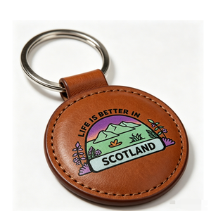 Llavero redondo de cuero, la vida es mejor en Escocia, recuerdo hecho a mano, anillo de metal, estilo fresco - Product Image 1
