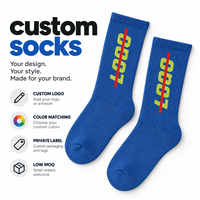 Chaussettes personnalisées bleues pour la vente en gros, motif textuel tricoté avec une ligne d'accentuation rouge, logo personnalisé et couleurs personnalisées