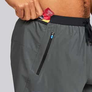 Pantalones cortos de compresión negros con efecto fruncido en glúteos para mujer y hombre, ideales para entrenamiento y running. - Product Image 4