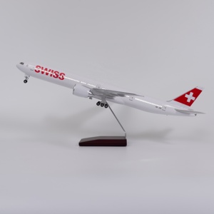 Modèle d'<span class=keywords><strong>avion</strong></span> avec éclairage LED, affichage statique, objet de collection, <span class=keywords><strong>Boeing</strong></span> <span class=keywords><strong>777</strong></span>-300ER Swiss Air, 47 cm, 1/160 - Product Image 1