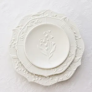 Beyaz kabartmalı çiçek tasarım seramik tabak Set el yapımı tam sanat tasarım yemek tabağı düğün için