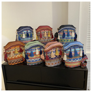 Sac fourre-tout vintage en crochet pour femme, sac à bandoulière en cuir PU tissé de haute qualité avec pompon, style rétro Tanjing - Product Image 2