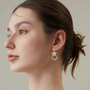 <span class=keywords><strong>Pendientes</strong></span> colgantes con diseño de flores chapados en oro YILUN, <span class=keywords><strong>Pendientes</strong></span> colgantes de circonita cúbica circular de Plata de Ley 925 para mujer - Product Image 4