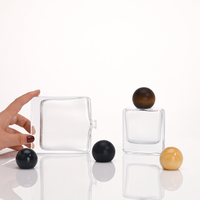 Flacon de parfum classique rectangulaire en verre 50/100ml, 100 pièces, avec pulvérisateur à pompe sérigraphié, acceptant la personnalisation de la couleur, du logo et du design du capuchon.