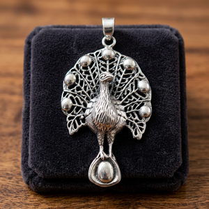 Colgantes Grandes de Plata con Diseños Antiguos, Joyería Unisex de Alta Calidad, Proveedor y Exportador Mayorista, Zafiro Corte Princesa - Product Image 2