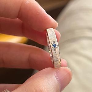 Bague en argent pur S925 avec petit diamant bleu, design de niche, inspirée de la mode coréenne, bague pour l'index avec halo d'étoiles brossé - Product Image 1