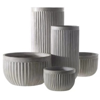 Jardinières élégantes en ciment blanc à rayures, pots de fleurs d'extérieur en fibre de verre, pots de plantes d'intérieur et d'extérieur en fibre de verre, vente en gros