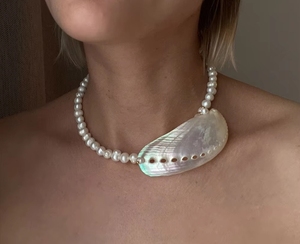 Collier ras du cou en perles d'eau douce et coquillages naturels, style océan, avec contraste de couleurs Hypsoconch, pour femme, vente en gros - Product Image 2