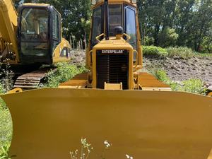รถดันดินตีนตะขาบ Caterpillar D5G พร้อมระบบควบคุมไฮดรอลิกแบบเต็มรูปแบบ ติดตั้งใบมีดหน้าสำหรับงานหนัก และอุปกรณ์เสริมต่างๆ มีสินค้าในสต็อก - Product Image 5