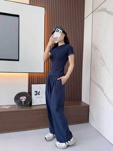 Ensemble de survêtement de yoga 2 pièces de luxe personnalisé pour <span class=keywords><strong>femme</strong></span>, avec haut à manches courtes et <span class=keywords><strong>pantalon</strong></span> large respirant, anti-humidité, couleur unie, idéal pour l'été - Product Image 2