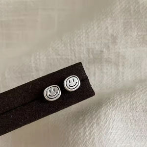 Boucles d'oreilles clous pour femme en argent sterling 925, design vintage mignon et de niche, luxe et mode, pour soirée, adaptées aux peaux sensibles - Product Image 5