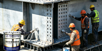Peinture PU aliphatique OEM personnalisée couleur usine, revêtement polyuréthane haute dureté anti-âge pour projets industriels extérieurs