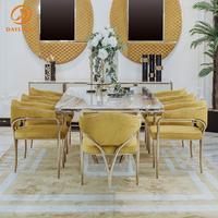 Ensemble de table à manger en marbre blanc moderne de luxe, base en métal rose doré et chaises rembourrées, meubles élégants d'inspiration française haut de gamme