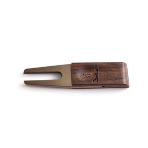 Accessoires de golf écologiques avec logo gravé, marqueur de balle en bois, ensemble d'outils de réparation de divots - Product Image 5
