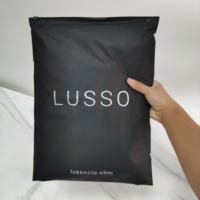 Sac à fermeture éclair noir mat, logo personnalisé imprimé en or, pochette en plastique refermable pour l'emballage et le stockage des vêtements de marque