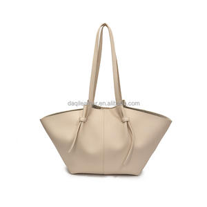 Sac à main décontracté en cuir PU tendance de haute qualité avec fermeture à glissière et chaînes, imperméable, pour femmes - Product Image 5