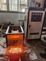 L'équipement de chauffage par induction à moyenne fréquence est utilisé pour chauffer des plaques d'acier et des tiges d'acier rondes.