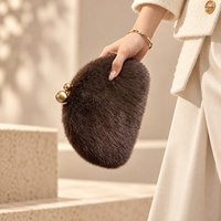 Pochette Aimiqi en cuir véritable avec boule en peluche, sac de soirée élégant et luxueux à double perles pour femme, petite pochette moelleuse en polyester