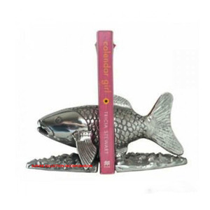 Sujetalibros de aluminio de pescado plateado en relieve de Venta caliente hechos en India Exportadores Fabricantes Soporte de libros con material de hierro Acrílico - Product Image 1