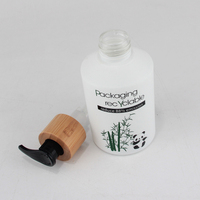 Leere gefrostete weiße Kosmetik glasflasche mit Holz pumpe und Glas mit Bambus-Schraub verschluss One-Stop-Herstellung
