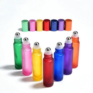 Best-seller CAPOT – Flacon roll-on en verre coloré de 5 ml et 10 ml pour parfum et huiles essentielles avec couvercle sérigraphié - Product Image 5