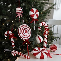 Décoration de fenêtre en forme de sapin de Noël en plastique écologique rouge et blanc à suspendre