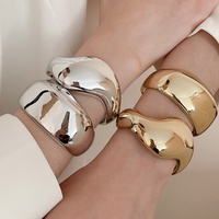 MUXCOR Bracelets larges en ABS pour mariage, Bijoux fantaisie de luxe pour femmes, Bracelets rigides en plastique, Bijoux tendance