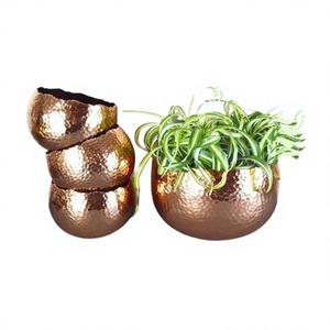 Ensemble de quatre pots de fleurs ronds en cuivre, couleur fer, pour décoration intérieure et extérieure, en Inde - Product Image 1