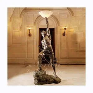 Atacado personalizado mão esculpida tamanho de vida estátua de bronze de metal de homem nuo segurando uma lâmpada para venda