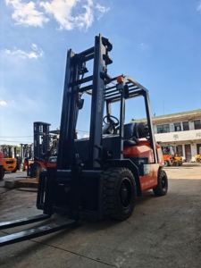 Chariot élévateur à fourche GPL Toyota d'occasion de 4,5 tonnes avec une hauteur de levage de 4 mètres - Product Image 4