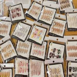 Vente en gros de faux <span class=keywords><strong>ongles</strong></span> de luxe faits à la main, design aléatoire, taille courte, moyenne, longue, 10 pièces, style français, amande, stiletto, 3D - Product Image 2