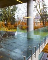 Rampe en verre trempé sans cadre avec main courante et poteaux en acier inoxydable pour installations dans les centres commerciaux