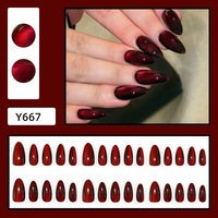 Nouvel arrivage : Kit de 30 faux ongles à porter, effet œil-de-chat bordeaux profond et amande cerise, très tendance