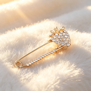 Broche en métal émaillé de luxe personnalisée en gros avec attache épingle de sûreté pour sacs et chapeaux - Product Image 1