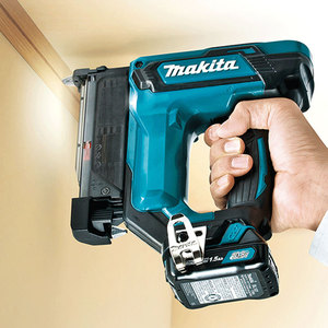 Pistolet à clous droit rechargeable Makita PT354DZ, 15-35 mm, diamètre 0,6 mm, sans fil, pour charpente en bois - Product Image 3